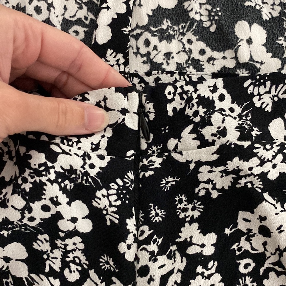 EXPRESS Open Back Romper - Picture 5 of 9